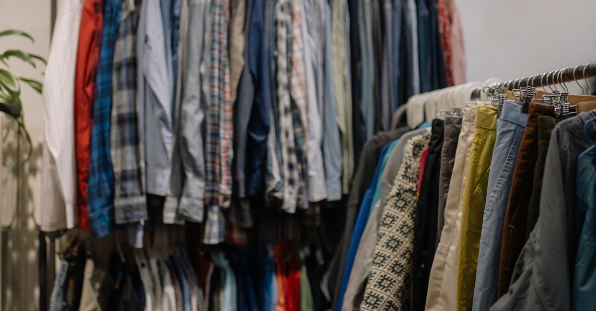 Skarby z second handu: jak wyłowić perełki i zbudować styl za grosze