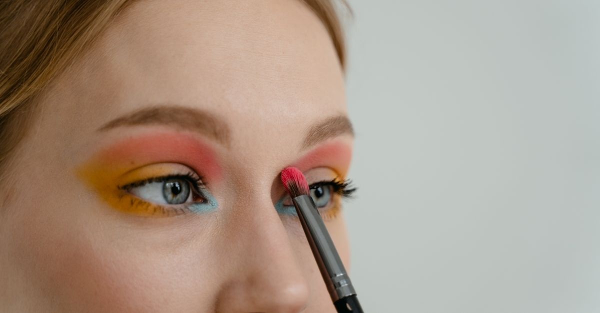 Od natural glow po wieczorne smoky: makijaż krok po kroku, który zainspiruje Cię na każdą okazję