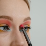 Od natural glow po wieczorne smoky: makijaż krok po kroku, który zainspiruje Cię na każdą okazję