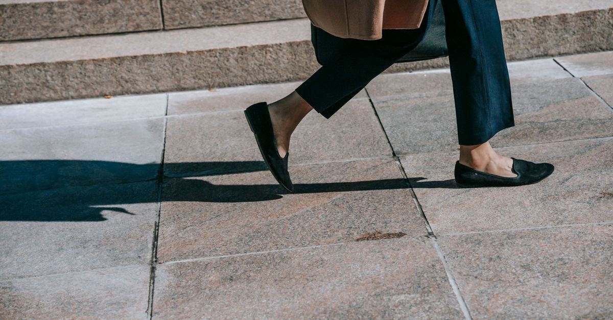 Płaskie buty, wielki efekt: elegancja bez obcasów na każdą okazję