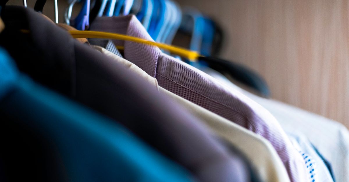 Weekendowa metamorfoza szafy: szybkie triki, które odmienią Twój styl bez zakupów