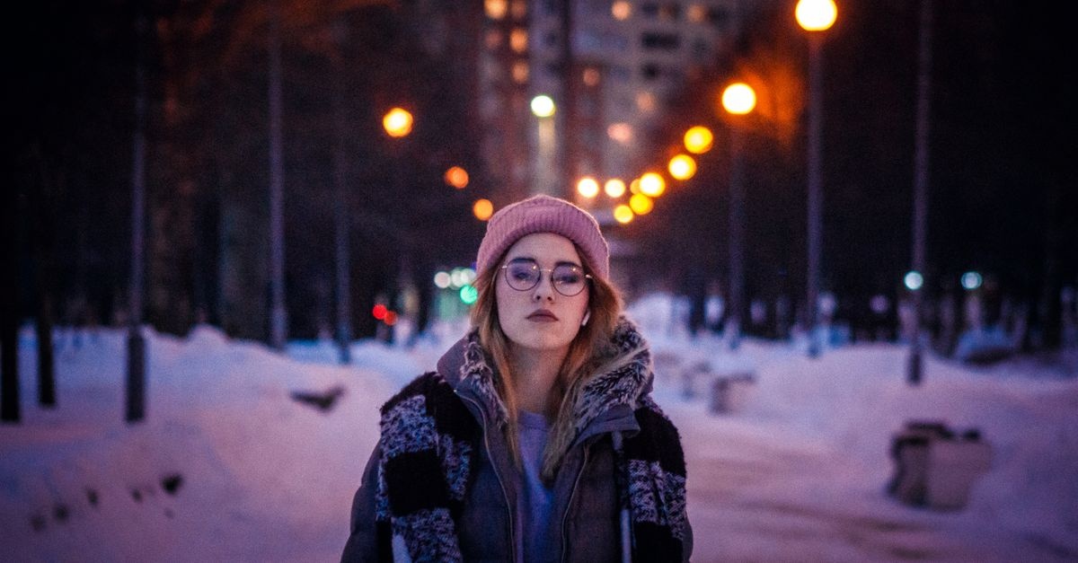 Nie marznij, olśniewaj: 11 stylowych looków na randkowy wieczór, gdy robi się chłodno
